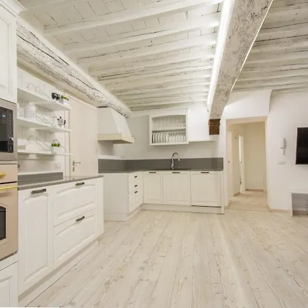 Guesthost - Casa Di Alice - Elegance In The Centre Apartment *