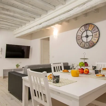 Guesthost - Casa Di Alice - Elegance In The Centre Apartamento Siena