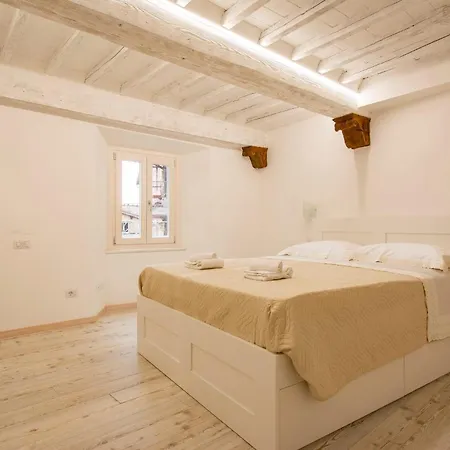 Guesthost - Casa Di Alice - Elegance In The Centre Apartment Siena