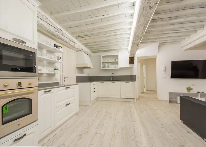 Guesthost - Casa Di Alice - Elegance In The Centre Apartment *